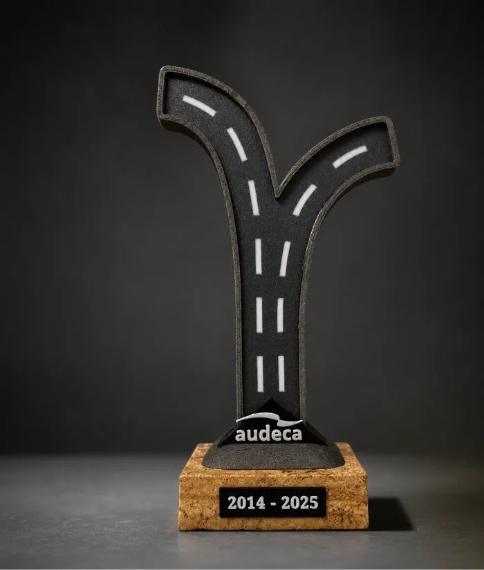 Trofeo conmemorativo personalizado para Audeca Trofeo corporativo personalizado para Audeca con diseño de carretera y base de piedra